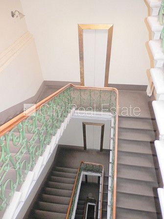 Фасадный дом, реновированный дом, вход с улицы, лифт, лестничная клетка после Рига - изображение 19