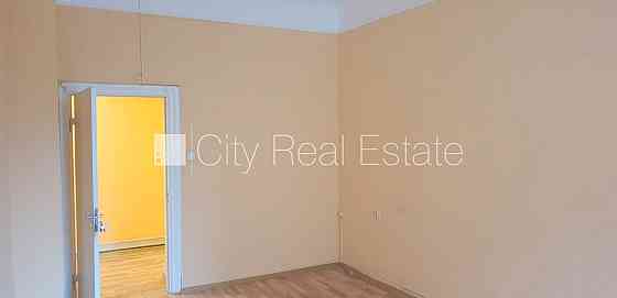 Фасадный дом, реновированный дом, вход с улицы, лифт, лестничная клетка после Rīga