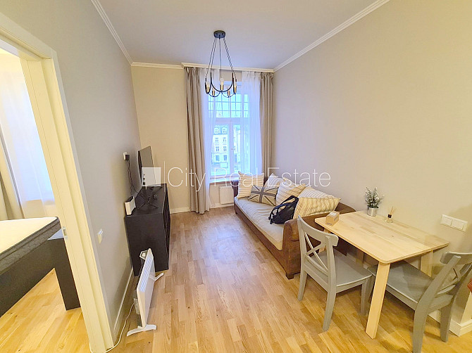 Fasādes māja, renovēta māja, ieeja no ielas, kāpņu telpa pēc kapitālā remonta, logi Rīga - foto 7