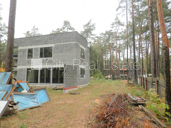 Dvīņu māja, jaunceltne, iežogota teritorija ar koka sētu, apsargāta teritorija, mājā Jūrmala - foto 2