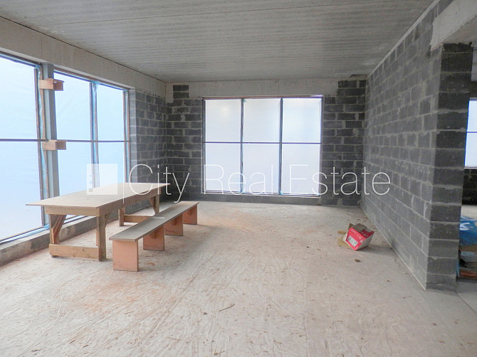 Dvīņu māja, jaunceltne, iežogota teritorija ar koka sētu, apsargāta teritorija, mājā Jūrmala - foto 18