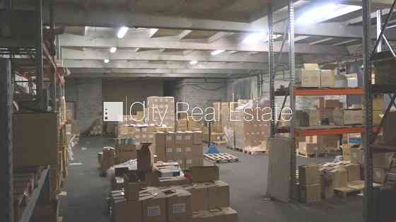 Закрытая территория, территория обнесена бетонным забором, высота въездных Rīga