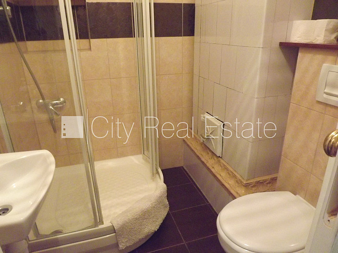 Fasādes māja, renovēta māja, ieeja no ielas, ir lifts, kāpņu telpa pēc kosmētiskā remonta, Rīga - foto 11