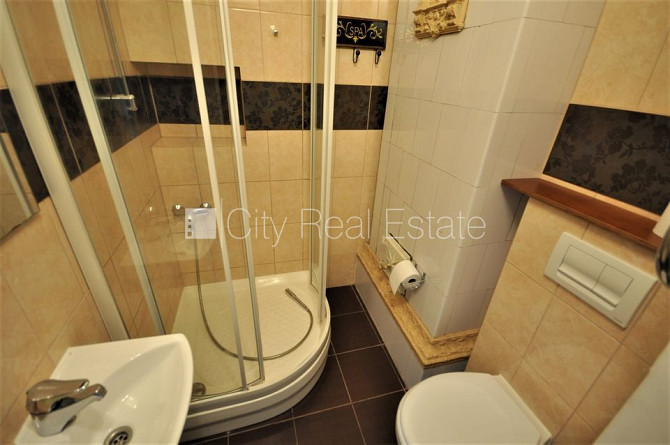 Fasādes māja, renovēta māja, ieeja no ielas, ir lifts, kāpņu telpa pēc kosmētiskā remonta, Rīga - foto 12