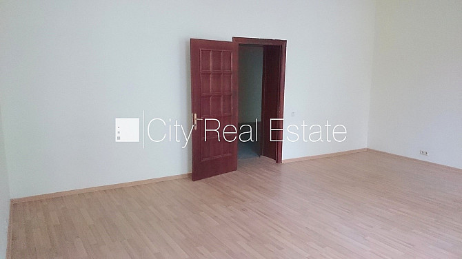 Fasādes māja, renovēta māja, ieeja no ielas, beletāža, ir lifts, kāpņu telpa pēc Rīga - foto 8