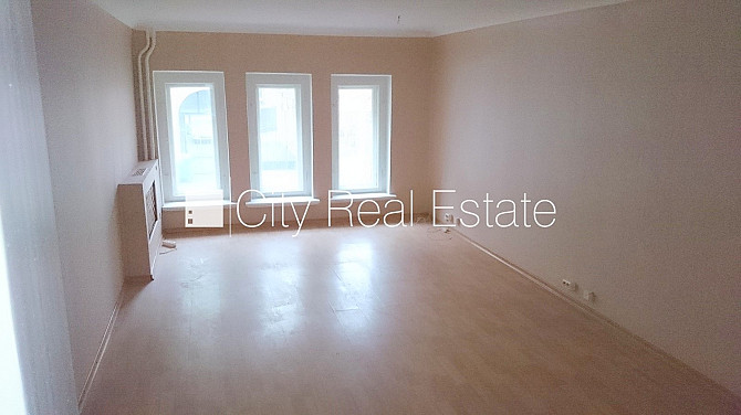 Fasādes māja, renovēta māja, ieeja no ielas, beletāža, ir lifts, kāpņu telpa pēc Rīga - foto 9