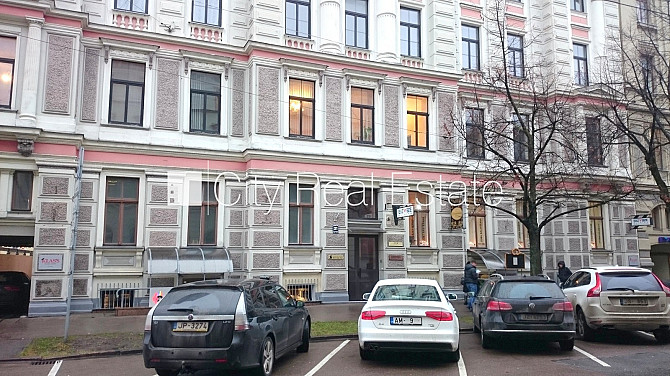 Fasādes māja, renovēta māja, ieeja no ielas, beletāža, ir lifts, kāpņu telpa pēc Rīga - foto 17