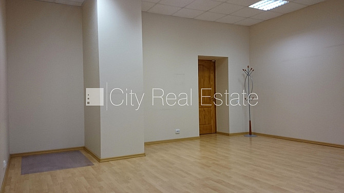 Fasādes māja, renovēta māja, ieeja no ielas, kāpņu telpa pēc kosmētiskā remonta, logi Rīga - foto 4