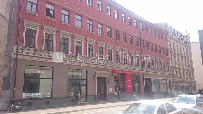 Fasādes māja, renovēta māja, ieeja no ielas, kāpņu telpa pēc kosmētiskā remonta, logi Rīga - foto 9