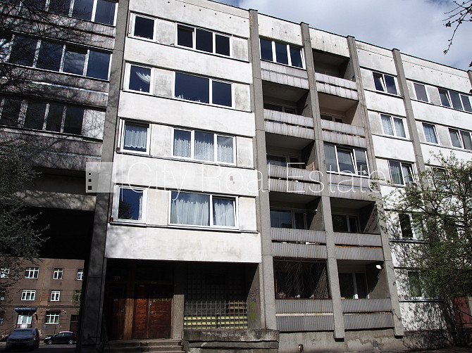 Fasādes māja, labiekārtota apzaļumota teritorija, iežogota teritorija, ieeja no pagalma, logi Rīga - foto 19