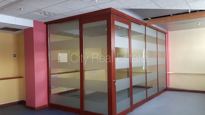 Закрытая территория, территория обнесена железным забором, места для нескольких Рига - изображение 2