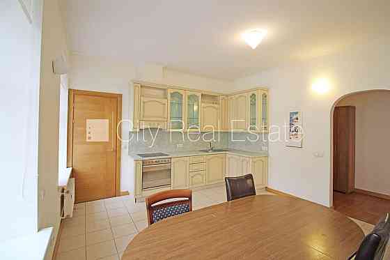 Фасадный дом, реновированный дом, закрытый двор, лифт, лестничная клетка после Рига