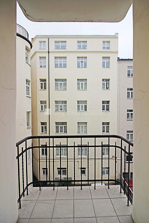 Фасадный дом, реновированный дом, закрытый двор, лифт, лестничная клетка после Рига - изображение 12