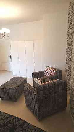 Фасадный дом, лифт, лестничная клетка после косметического ремонта, студио, кухня Рига