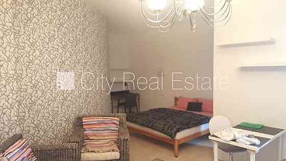 Фасадный дом, лифт, лестничная клетка после косметического ремонта, студио, кухня Рига