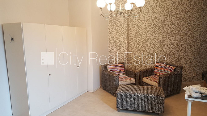 Fasādes māja, ir lifts, kāpņu telpa pēc kosmētiskā remonta, studio tipa, virtuve apvienota Rīga - foto 3