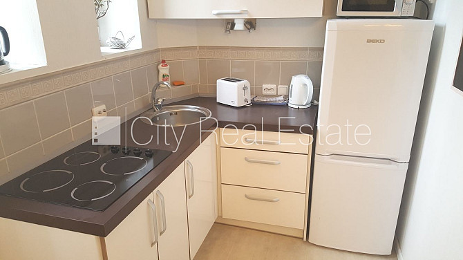 Fasādes māja, ir lifts, kāpņu telpa pēc kosmētiskā remonta, studio tipa, virtuve apvienota Rīga - foto 13