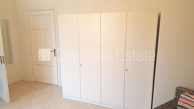 Fasādes māja, ir lifts, kāpņu telpa pēc kosmētiskā remonta, studio tipa, virtuve apvienota Rīga - foto 7