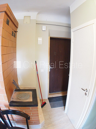 Fasādes māja, ieeja no ielas, logi vērsti uz pagalma pusi, studio tipa, virtuve apvienota ar Rīga - foto 12