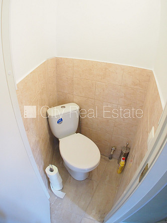 Fasādes māja, ieeja no ielas, logi vērsti uz pagalma pusi, studio tipa, virtuve apvienota ar Rīga - foto 11