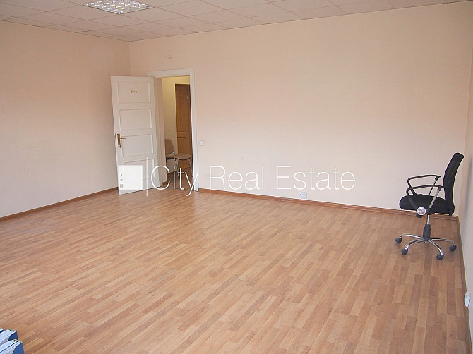 Fasādes māja, renovēta māja, ieeja no ielas, kāpņu telpa pēc kosmētiskā remonta, logi Rīga - foto 3