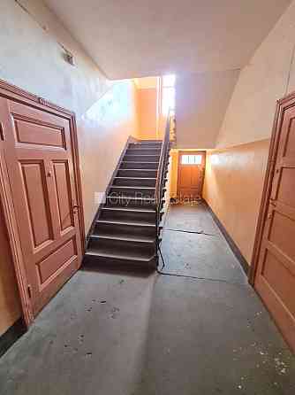 Здание во дворе, закрытый двор, вход с улицы, окна выходят во двор, одна Рига