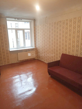 Pagalma ēka, slēgts pagalms, ieeja no ielas, logi vērsti uz pagalma pusi, viena istaba izolēta, Rīga - foto 1