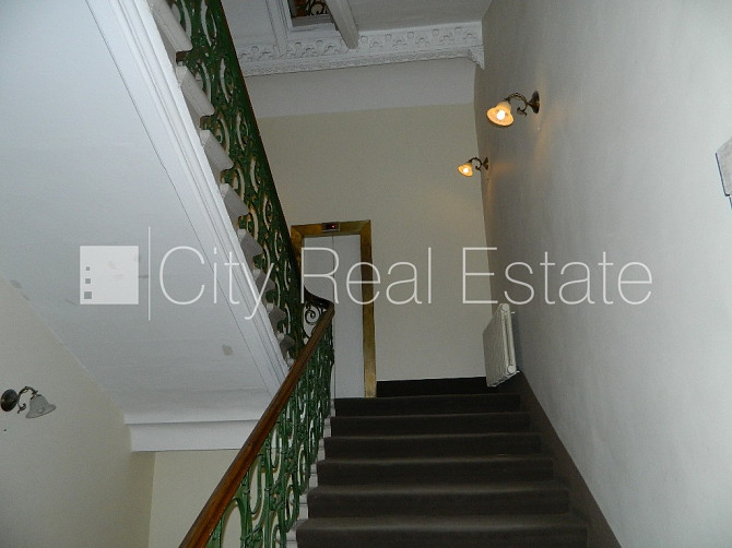 Fasādes māja, ieeja no ielas, ir lifts, kāpņu telpa pēc kosmētiskā remonta, logi vērsti uz Rīga - foto 4