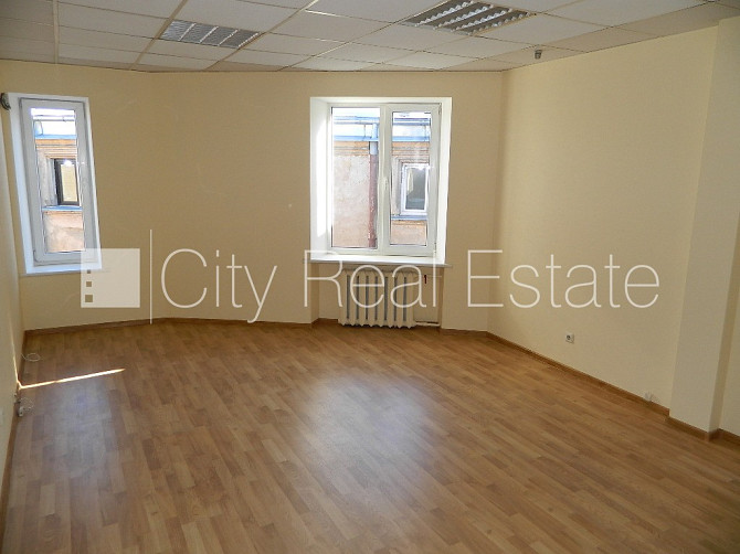 Fasādes māja, ieeja no ielas, ir lifts, kāpņu telpa pēc kosmētiskā remonta, logi vērsti uz Rīga - foto 1