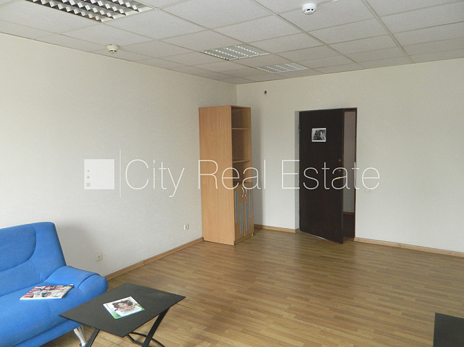 Фасадный дом, объект охраняет физическая охрана, вход с улицы, лифт, лестничная Рига - изображение 3