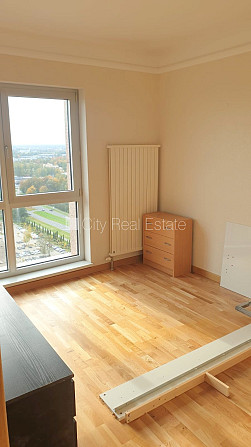 Новостройка, закрытый двор, въездные ворота оснащены автоматической подъёмной Рига - изображение 9