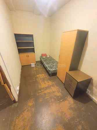 Фасадный дом, вход с улицы, окна выходят на улицу, одна изолированная комната, Рига