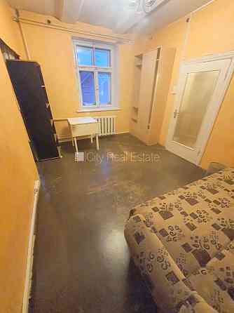 Фасадный дом, вход с улицы, окна выходят на улицу, одна изолированная комната, Рига