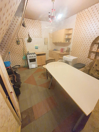 Фасадный дом, вход с улицы, окна выходят на улицу, одна изолированная комната, Рига - изображение 1