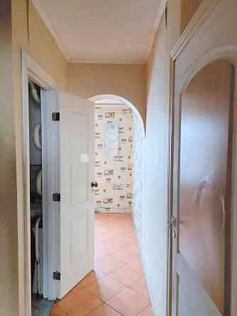 Фасадный дом, кирпичные стены, благоустроенный озеленённый двор, лестничная Tukums un novads