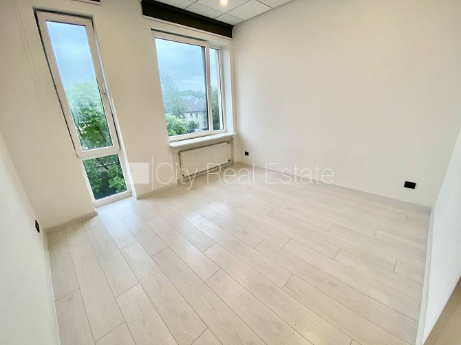 Фасадный дом, реновированный дом, вход с улицы, лифт, лестничная клетка после Рига - изображение 2