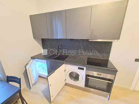 Фасадный дом, реновированный дом, закрытый двор, вход с улицы и со двора, лифт, Рига