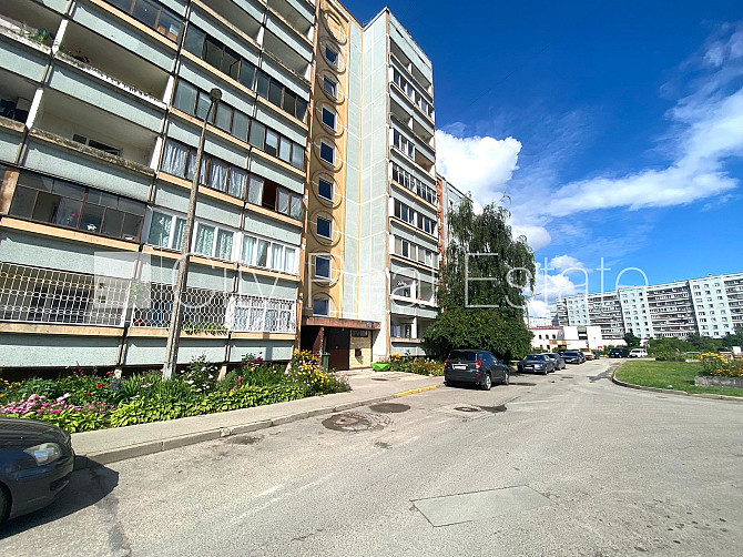 Fasādes māja, labiekārtots apzaļumots pagalms, vieta automašīnai, ir lifts, lodžija, logi Rīga - foto 14