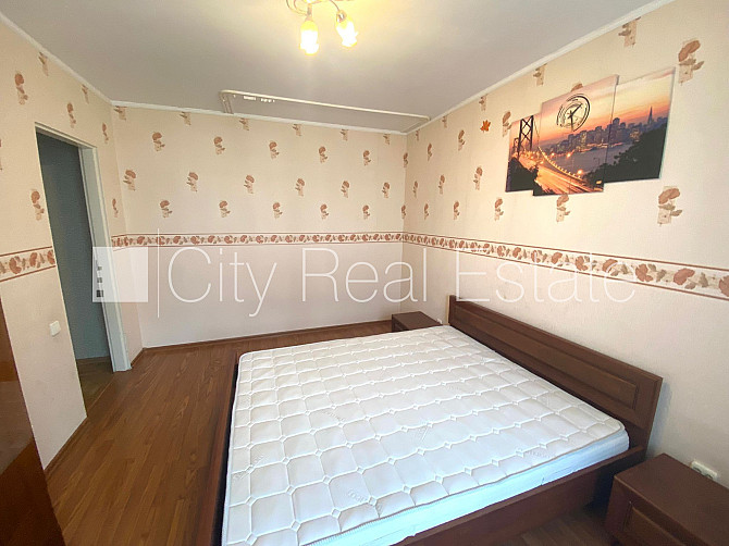 Fasādes māja, labiekārtots apzaļumots pagalms, vieta automašīnai, ir lifts, lodžija, logi Rīga - foto 2