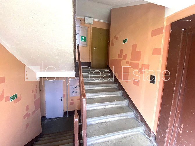 Fasādes māja, labiekārtots apzaļumots pagalms, vieta automašīnai, ir lifts, lodžija, logi Rīga - foto 13