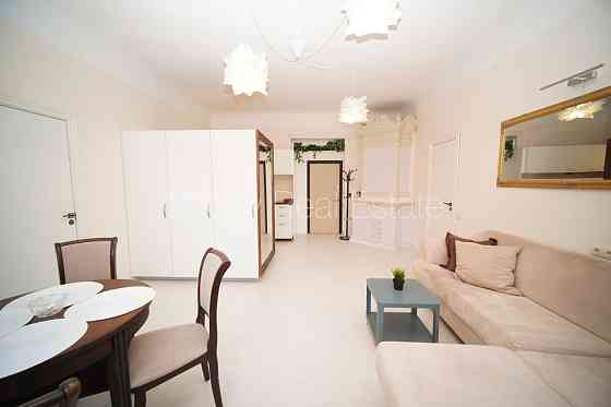 Фасадный дом, реновированный дом, вход с улицы, лифт, лестничная клетка после Rīga