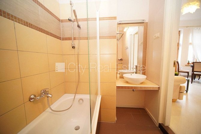 Fasādes māja, renovēta māja, ieeja no ielas, ir lifts, kāpņu telpa pēc kosmētiskā remonta, Rīga - foto 20