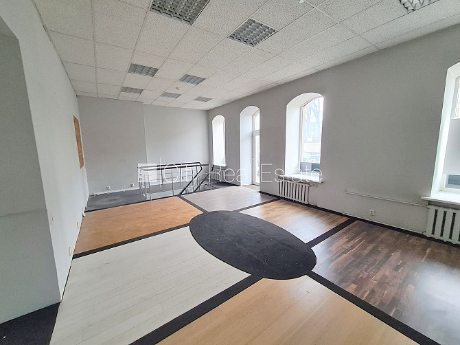 Фасадный дом, на подвальном этаже доступно кладовое помещение, место для машины, Рига - изображение 5