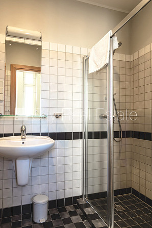 Fasādes māja, renovēta māja, labiekārtota apzaļumota teritorija, bruģēts piebraucamais Rīga - foto 5