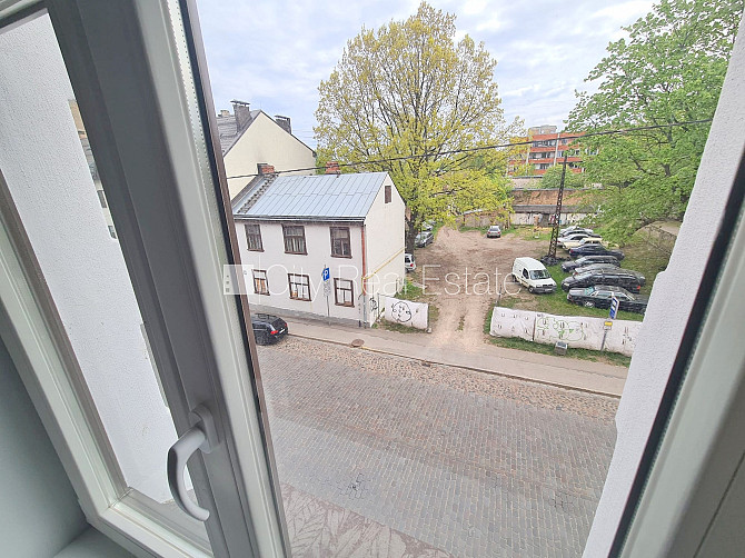 Fasādes māja, renovēta māja, ieeja no ielas, kāpņu telpa pēc kapitālā remonta, logi Rīga - foto 8