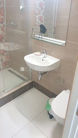 Fasādes māja, renovēta māja, ieeja no ielas, ir lifts, kāpņu telpa pēc kosmētiskā remonta, Rīga - foto 20