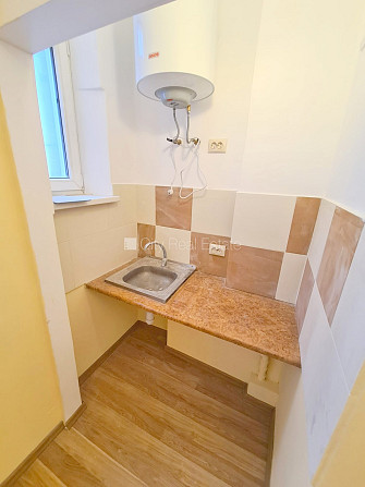 Pagalma māja, slēgts pagalms, ieeja no ielas, kāpņu telpa pēc kosmētiskā remonta, logi Rīga - foto 9