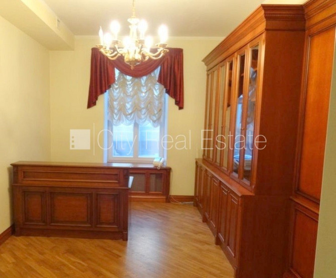 Fasādes māja, ieeja no ielas, kāpņu telpa pēc kosmētiskā remonta, logi vērsti mājas abās Rīga - foto 17