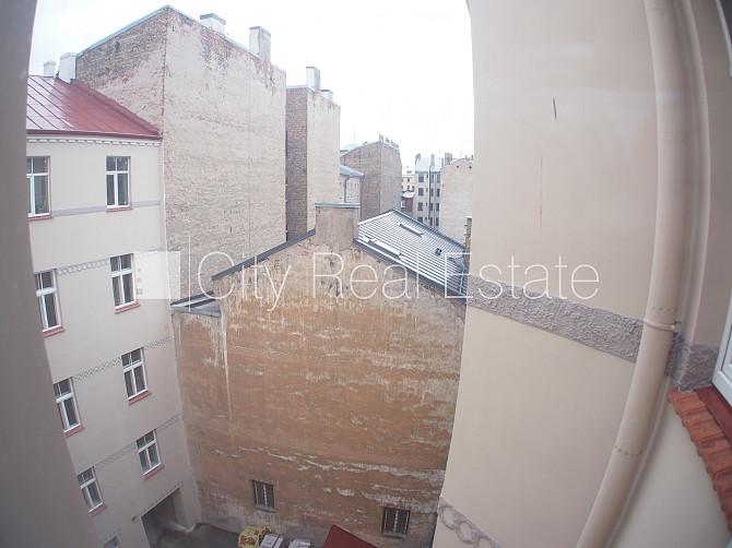 Fasādes māja, ieeja no ielas, ir lifts, kāpņu telpa pēc kosmētiskā remonta, logi vērsti uz Rīga - foto 4