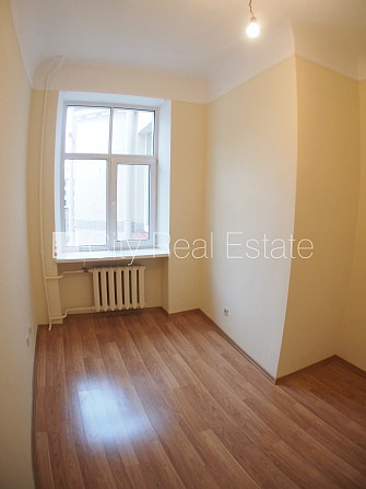 Fasādes māja, ieeja no ielas, ir lifts, kāpņu telpa pēc kosmētiskā remonta, logi vērsti uz Rīga - foto 7